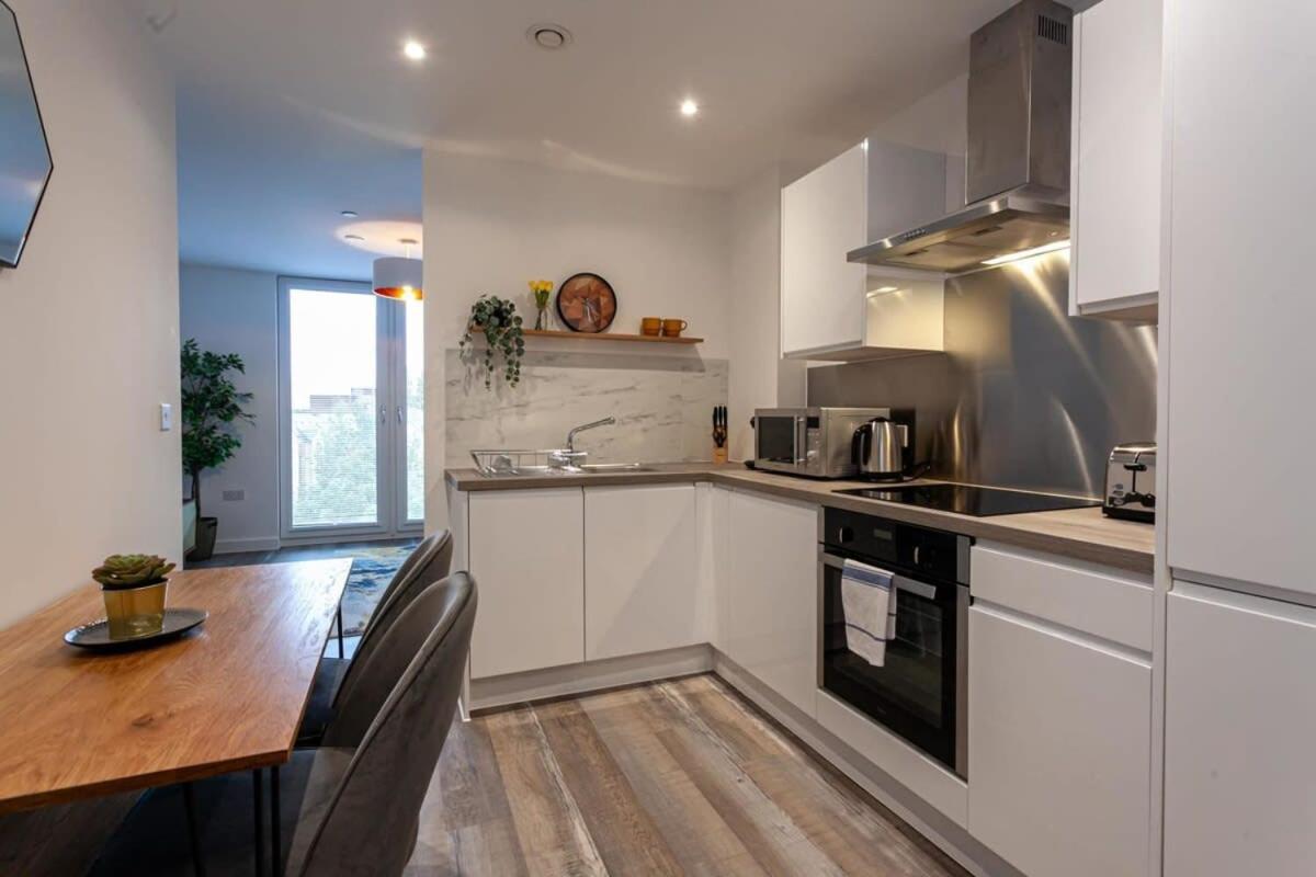 Stunning 2 Bed Flat 5Min To Old Trafford Stadium Manchester Zewnętrze zdjęcie