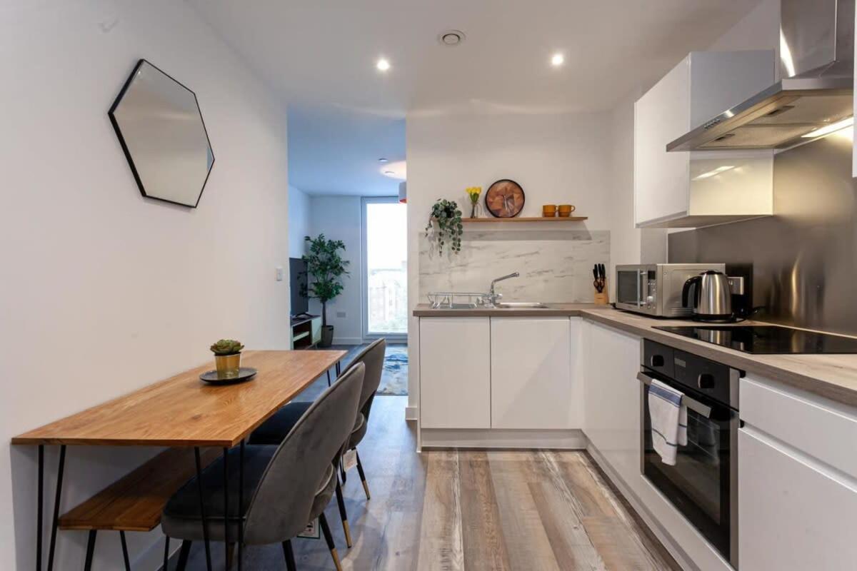 Stunning 2 Bed Flat 5Min To Old Trafford Stadium Manchester Zewnętrze zdjęcie